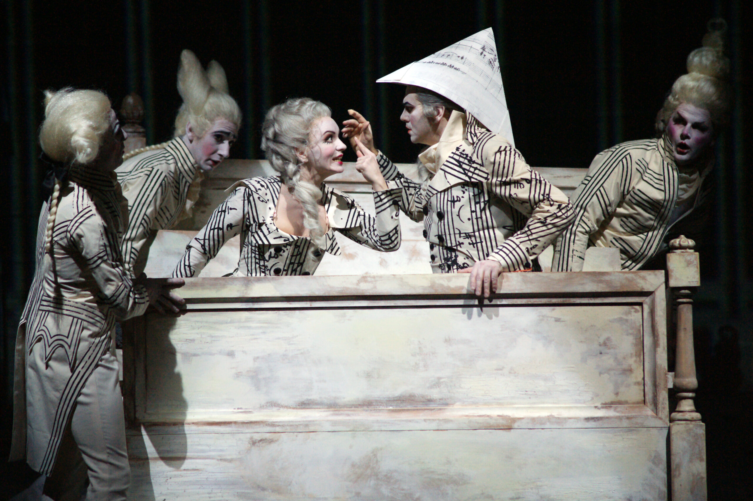 Figaro (Wilhelm Schwinghammer) und Susanna mit Lakaien in Le nozze di Figaro, Hamburgische Staatsoper 2015